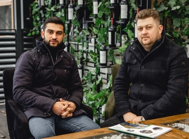 Istoria de succes a doi prieteni muzicieni: „De la pasiunea pentru muzică, la un restaurant în Chișinău, cu vederea spre pădure”