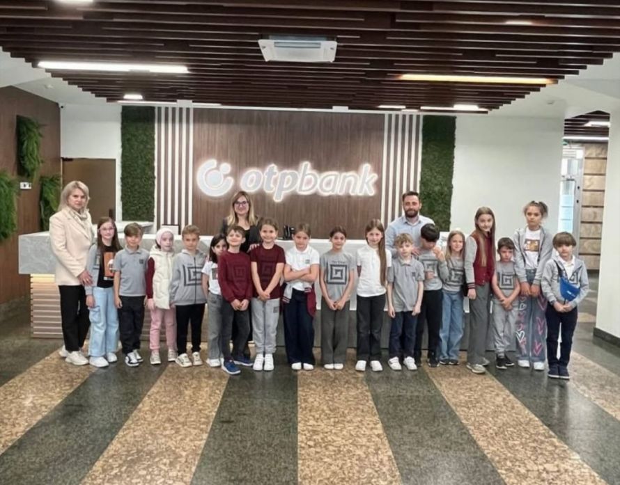 Ce au învățat elevii de clasa a II-a după o zi într-o bancă? Surpriza oferită de OTP Bank