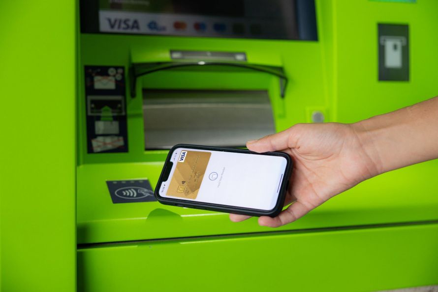 Cash din bancomat fără card: cum retragi bani cu telefonul sau ceasul inteligent