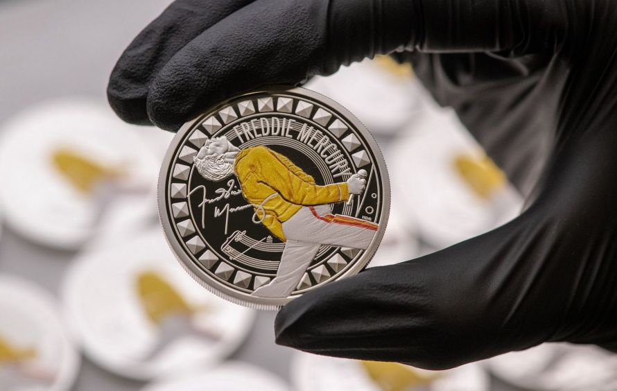 Monetăria Regală a Marii Britanii a lansat o monedă comemorativă în memoria lui Freddie Mercury