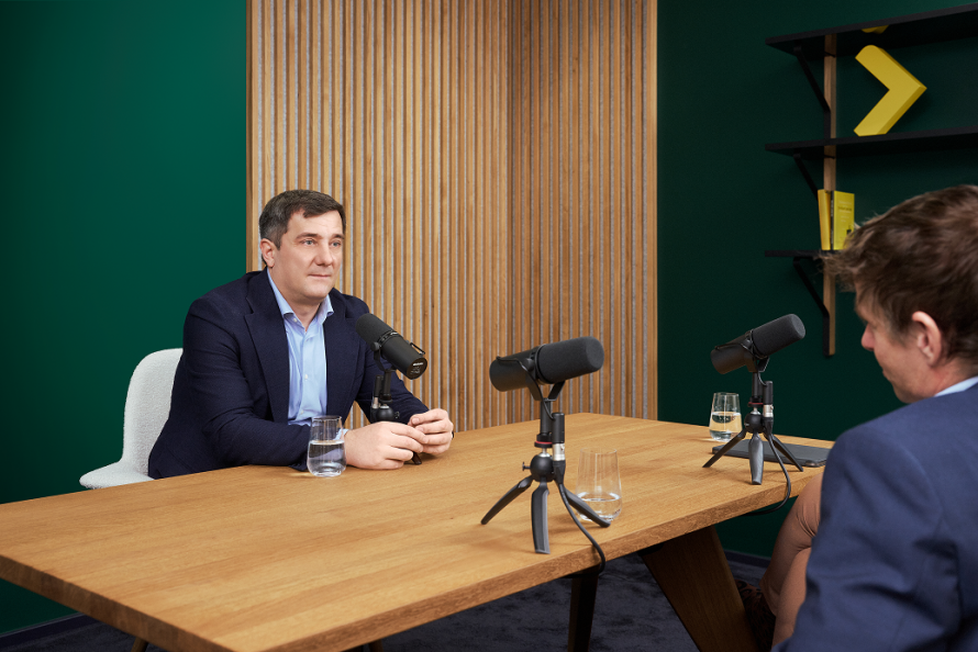 De ce „clientul în centrul atenției” nu e un slogan la maib: explicația lui Macar Stoianov în podcastul RBI