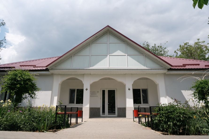 Moldindconbank investește în educația artistică: 98 de elevi din Taraclia vor avea o sală modernă de pictură