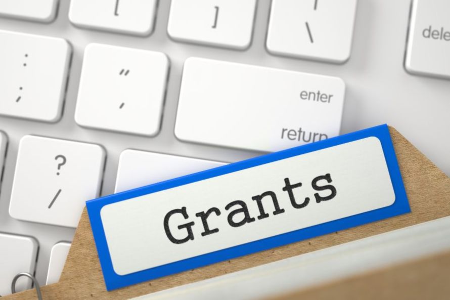 Granturi de 5.000 de dolari pentru proiecte despre climă și egalitate de gen. Cine poate aplica