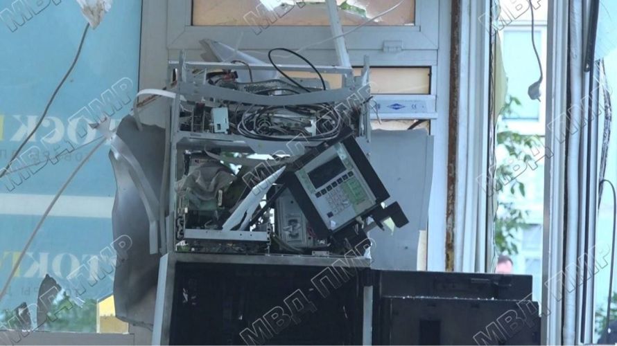 Bancomat făcut bucăți la Tighina: suspecții au dispărut cu banii