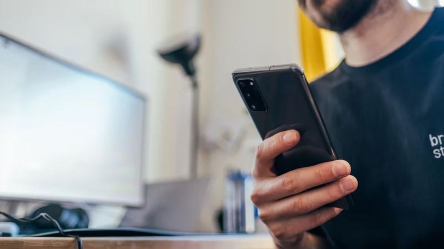 Piața smartphone-urilor se zdruncină: Samsung ar putea lua „coroana” de la Apple