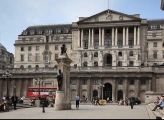 UK: Băncile trebuie să modifice contractele de recompensare a directorilor pentru a respecta noile prevederi ale UE