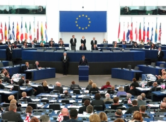 Parlamentul European a aprobat proiectul privind plafonarea comisioanelor interbancare la tranzacțiile cu carduri