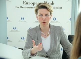 Julia Otto (BERD): Faptul că tranzacţiile netransparente cu acţiunile unor bănci continuă, înseamnă că întreg sistemul nu funcţionează