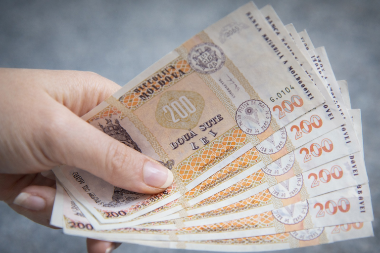 Salariul, principala sursă de venit în Moldova. De ce nu acoperă cheltuielile