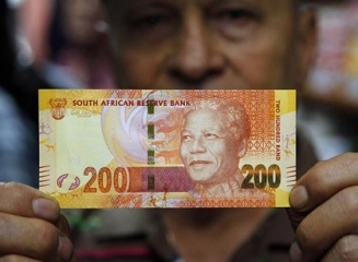 Chipul lui Nelson Mandela este acum pe noile bancnote puse în circulație în Africa de Sud