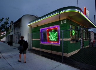 SUA: Autoritățile și-au dat acordul pentru ca băncile să accepte bani obținuți din afaceri legale cu marijuana