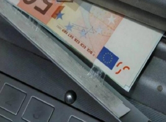 Atenție la bancomate! Poliția a reținut un cetățean care sustrăgea bani cu ajutorul unor dispozitive speciale