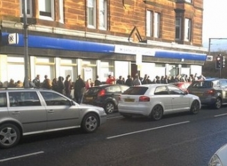 În urma unei erori bancomatul Bank of Scotland elibera dublul sumei cerute. Scoțienii au stat la coadă pentru a profita