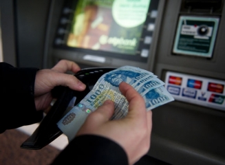 Parlamentul ungar a votat eliminarea comisioanelor bancare pentru 2 retrageri lunare de la bancomate