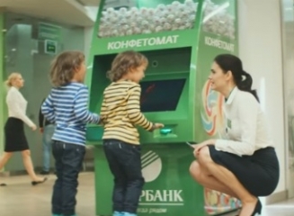 (foto, video) Sberbank a inventat și instalat în Moscova un bancomat care eliberează bomboane