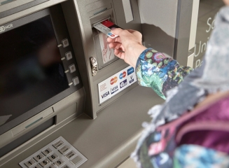 Băncile din România trebuie să afișeze de astăzi pe ecranele bancomatelor valoarea nominală a comisioanelor