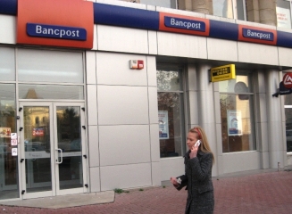 Premieră în România: O bancă va vinde credite și carduri de credit direct la ușa clienților