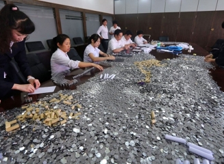 (foto) 18 angajați bancari au petrecut toată ziua numărând bani, datorită unui chinez care și-a plătit amenda în monede