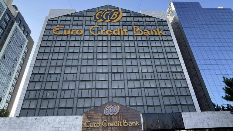 EuroCreditBank și-a actualizat aplicația mobilă: ce funcții noi sunt disponibile