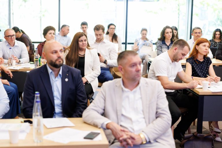 Antreprenorii pot participa gratuit la cursuri despre gestionarea banilor, profit și investiții