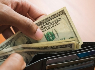Achităm cash sau cu cardul bancar atunci când mergem în străinătate? Avantaje, costuri și riscuri.