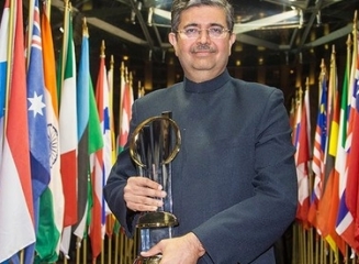 Bancherul indian Uday Kotak a câștigat trofeul „Antreprenorul anului 2014”