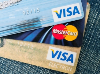 Pentru Visa și MasterCard ieșirea de pe piața rusă va fi mai avantajoasă decât menținerea afacerilor