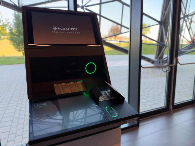 Bancomatul nu mai este doar pentru retrageri: cum arată noua generație de ATM-uri dezvoltate de NCR Atleos